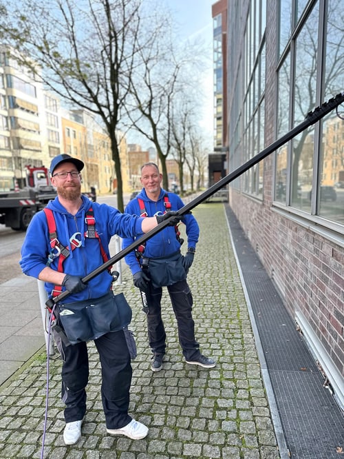 Das Haase Gebäudereinigung Team bei der Glasreinigung